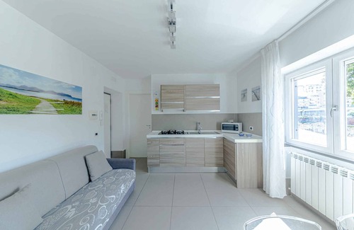 Pozzuoli Apartment | Seaside Retreat: Family-Friendly Apartment with Spa Access
