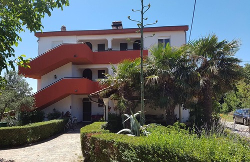 Liznjan Apartment | Beachside Retreat: Guest Rated 10/10 with Pool & Ocean View