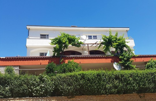 Liznjan Apartment | Beachside Retreat: Guest Rated 10/10 with Pool & Ocean View