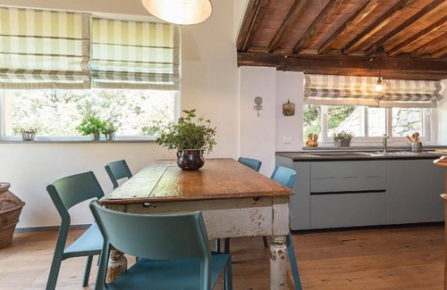 Pomaia House | Cozy Holiday Apartment Pomaia for Families with Kitchen