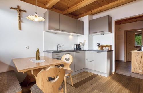 San Genesio Atesino Apartment | Scenic View Apartment "Rosengarten - Wernerhof" with Wi-Fi