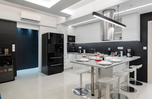 Petaloudes Apartment | Spacious Rodos Holiday Apartment for 8 with Family Amenities