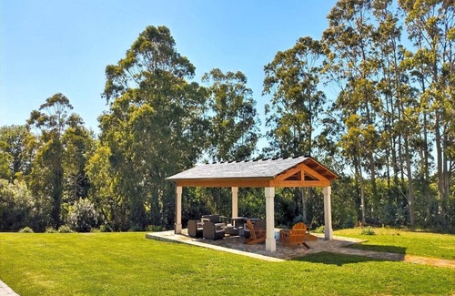 Serantes Apartment | Cozy Holiday Apartment Santa Gadea with Ocean View & Pool