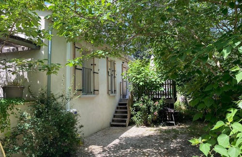 Sarrians Apartment | Cozy Holiday Apartment in Sarrians with Pool and Kitchen