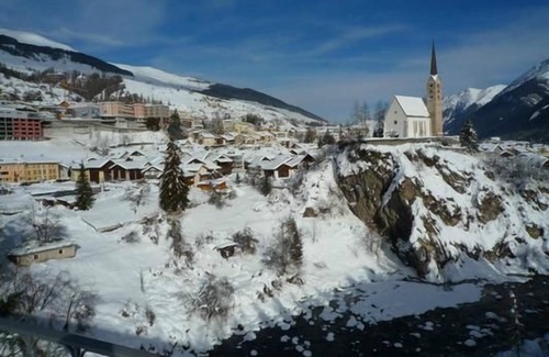 Engadin Scoul Apartment | Cozy Holiday Apartment Scuol with Pool and Kitchen Amenities