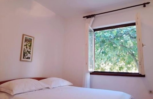 Slatine Apartment | Spacious Holiday Apartment in Slatine for 1-8 Guests