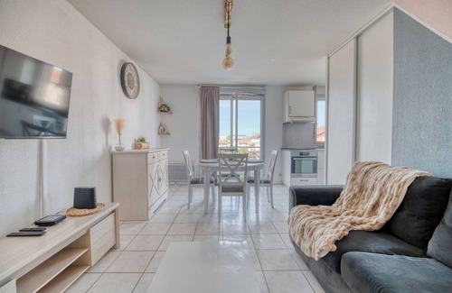 Saint - Martin - du - Touch Apartment | Cozy Holiday Apartment Near Airport with Heated Pool & Wi-Fi