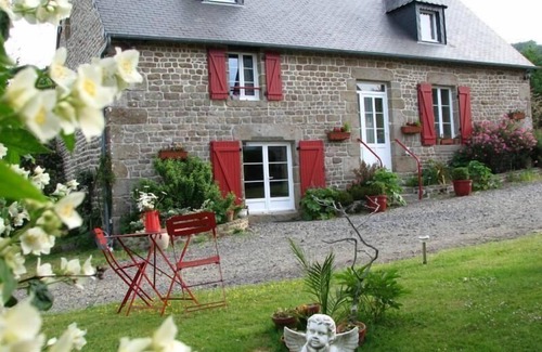 Saint-Laurent-de-Terregatte House | Cozy St James Holiday Apartment for Up to 4 Guests