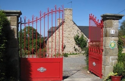 Saint-Laurent-de-Terregatte House | Cozy St James Holiday Apartment for Up to 4 Guests