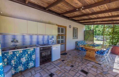 Tribalj Apartment | Family-Friendly Holiday Apartment with Oceanfront Views