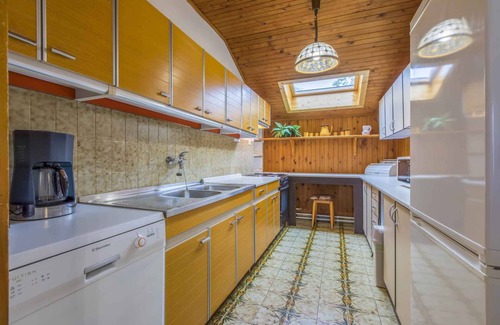 Tribalj Apartment | Family-Friendly Holiday Apartment with Oceanfront Views