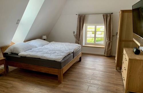 Altenholz-Klausdorf Apartment | Holiday Apartment "The Shaw House" with Shared Heated Pool, Shared Terrace & Wi-Fi