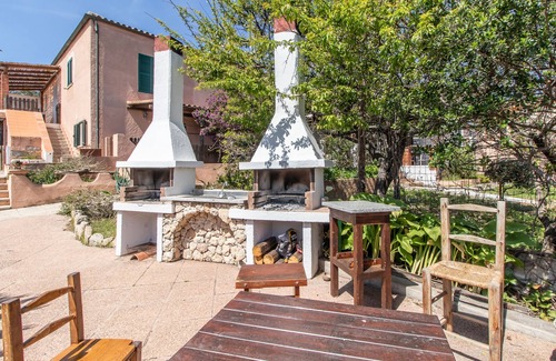 Capo Testa Apartment | Cozy Holiday Apartment 'Tommaso' with Private Terrace
