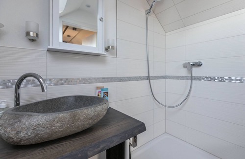 Heide Apartment | Cozy "Uhse Loft" with Garden Access & Free Wi-Fi