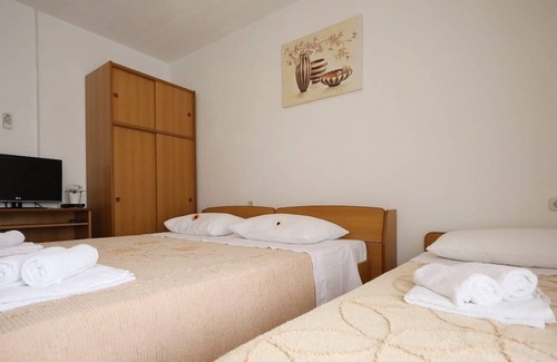 Knez House | Cozy Holiday Apartment Veli Iz for 1-3 Guests with Kitchen