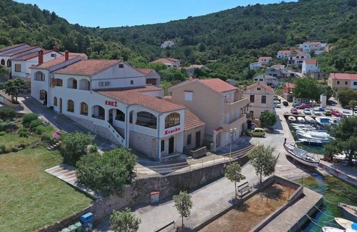 Knez House | Cozy Holiday Apartment Veli Iz for 1-3 Guests with Kitchen