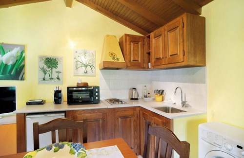 Ville San Pietro Apartment | Cozy Villa Nel Borgo with Mountain View & Private Garden