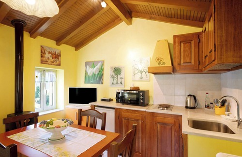 Ville San Pietro Apartment | Cozy Villa Nel Borgo with Mountain View & Private Garden