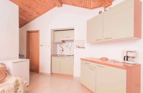Cove Murtar Apartment | Cozy Holiday Apartment with Oceanfront Views and Air Conditioning