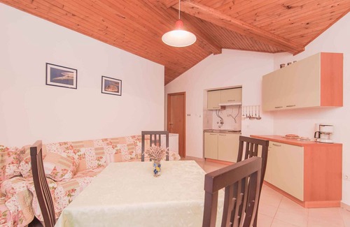 Cove Murtar Apartment | Cozy Holiday Apartment with Oceanfront Views and Air Conditioning