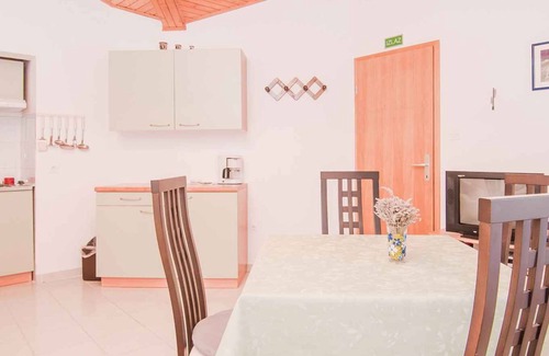 Cove Murtar Apartment | Cozy Holiday Apartment with Oceanfront Views and Air Conditioning
