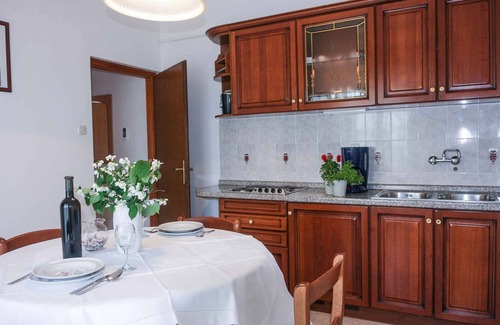 Vantacici Apartment | Relaxing Holiday Apartment with Pool and Ocean Views