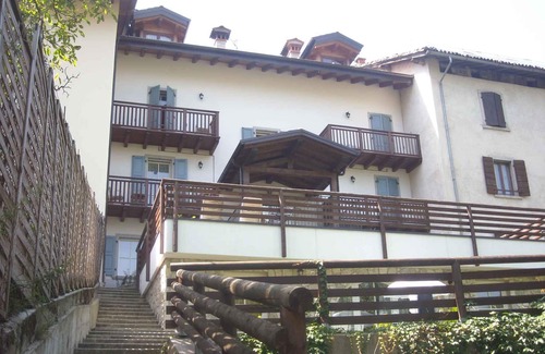 Locca Apartment | Cozy Holiday Apartment with Balconies and Ocean Views