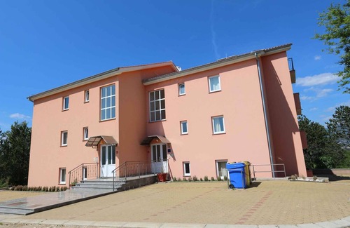 Silo Apartment | Ideal Holiday Apartment with Air Conditioning & Ocean View