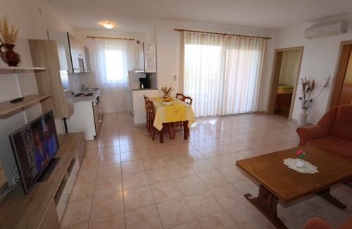 Silo Apartment | Charming Holiday Apartment with Ocean Views & Air Conditioning
