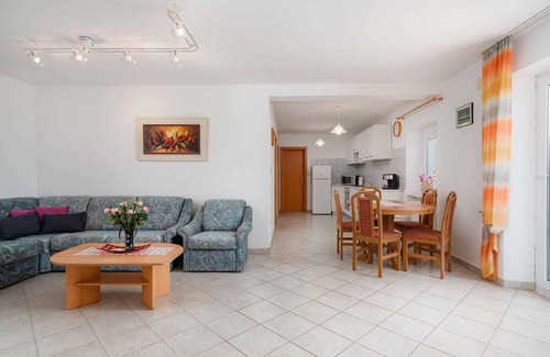 Valica Apartment | Cozy Holiday Apartment with Ocean View and Pet-Friendly Perks