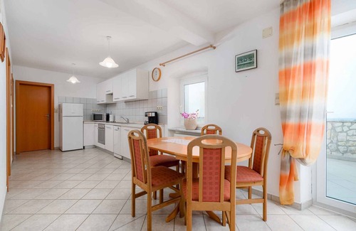 Valica Apartment | Cozy Holiday Apartment with Ocean View and Pet-Friendly Perks