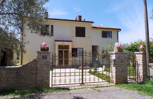 Fazana Apartment | Relaxing Holiday Apartment with Garden Barbecue & Ocean Views