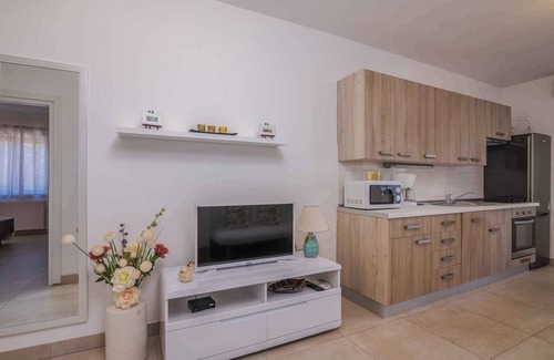 Porat Apartment | Cozy Holiday Apartment with Balcony and Scenic Views