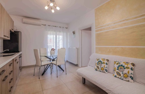 Porat Apartment | Cozy Holiday Apartment with Balcony and Scenic Views