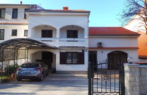 Bogovici Apartment | Oceanfront Holiday Apartment with Loggia - Guest Rated 10/10
