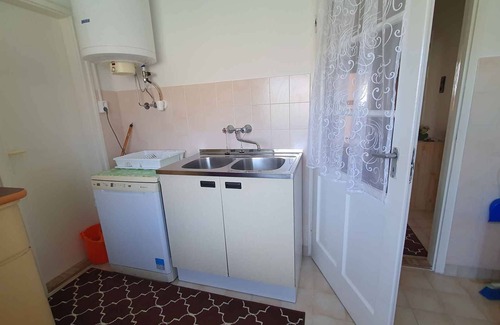 Zamardi Apartment | Pet-Friendly Holiday Apartment with Grill & Lake View