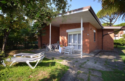 Bibione Pineda Apartment | Inviting Holiday Apartment with Private Garden & Spa