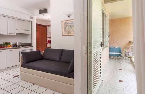 Alba Apartment | Air-Conditioned Holiday Apartment with Balcony & Ocean View