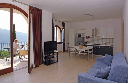 Gardola Apartment | Scenic Holiday Apartment Overlooking Lake Garda Views
