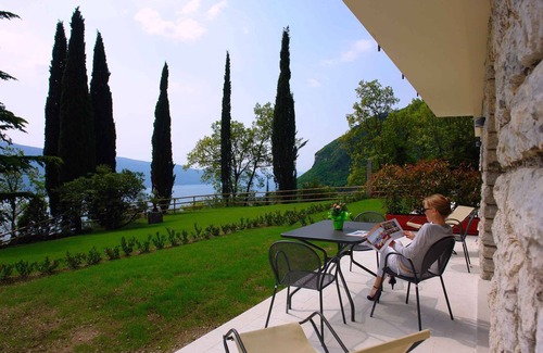 Gardola Apartment | Scenic Holiday Apartment Overlooking Lake Garda Views