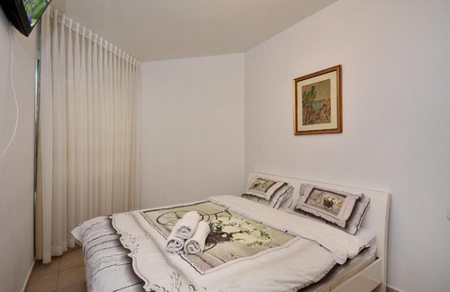 Tiberias Old City Apartment | Relaxing Getaway at Holiday by Lake Kinneret