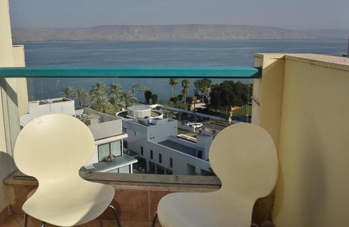 Tiberias Old City Apartment | Relaxing Getaway at Holiday by Lake Kinneret