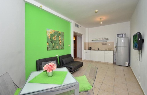 Tiberias Old City Apartment | Relaxing Getaway at Holiday by Lake Kinneret
