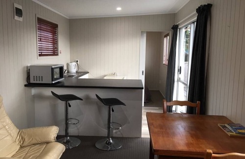 New Plymouth Cottage | Cozy Holiday Cabin with Wi-Fi and Pet-Friendly Perks