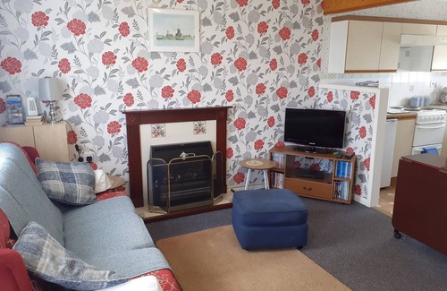 Great Yarmouth Ski Chalet | Cozy Holiday Chalet with Oceanfront Views in Hemsby