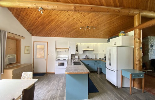 Central Kootenay House | Family Retreat Near Water with Decks & Fire Pit Area