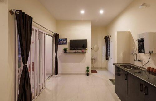 Chikkaballapur House | Cozy Retreat in Nandi Skandagiri Hills with Breakfast & Pets