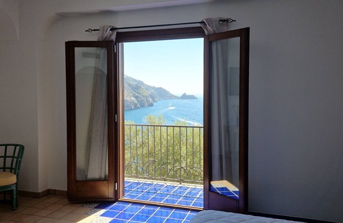 Praiano Hotel | Top-Rated Holiday Double: Enjoy Breakfast and a Hot Tub