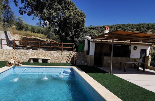 Villanueva de Algaidas House | Holiday Home 'La Pedriza Para 2' with Mountain View, Shared Pool and Wi-Fi
