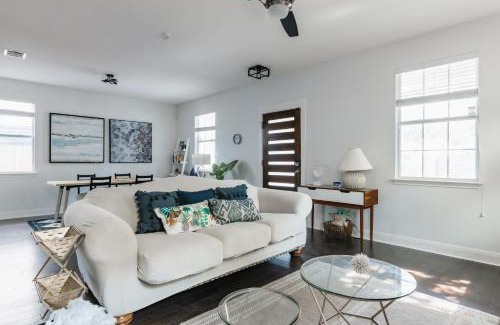 East Cesar Chavez House | Holiday Escape- Pool, King Beds & Christmas New Year Ready